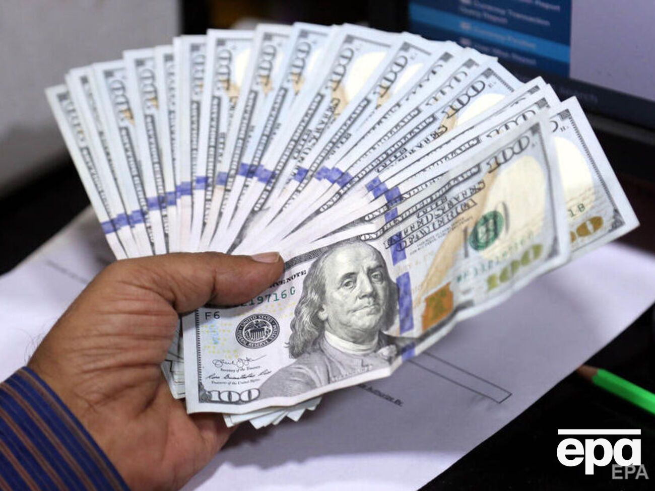 Более $5 млн наличными вывезли из Украины чиновники и члены их семей, заявили в НАПК