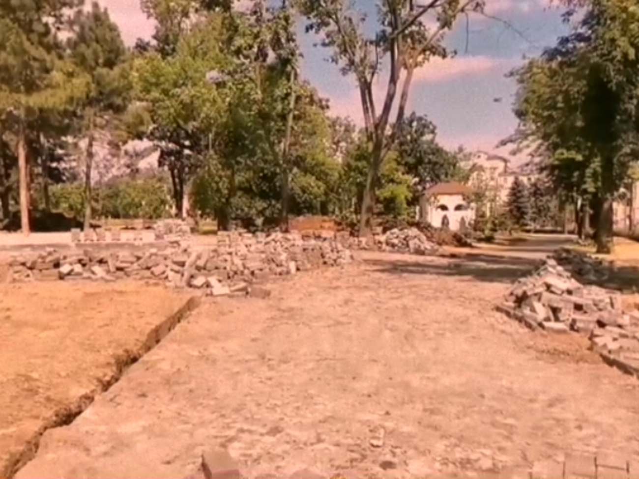 Окупанти вивозять із Маріуполя навіть тротуарну плитку