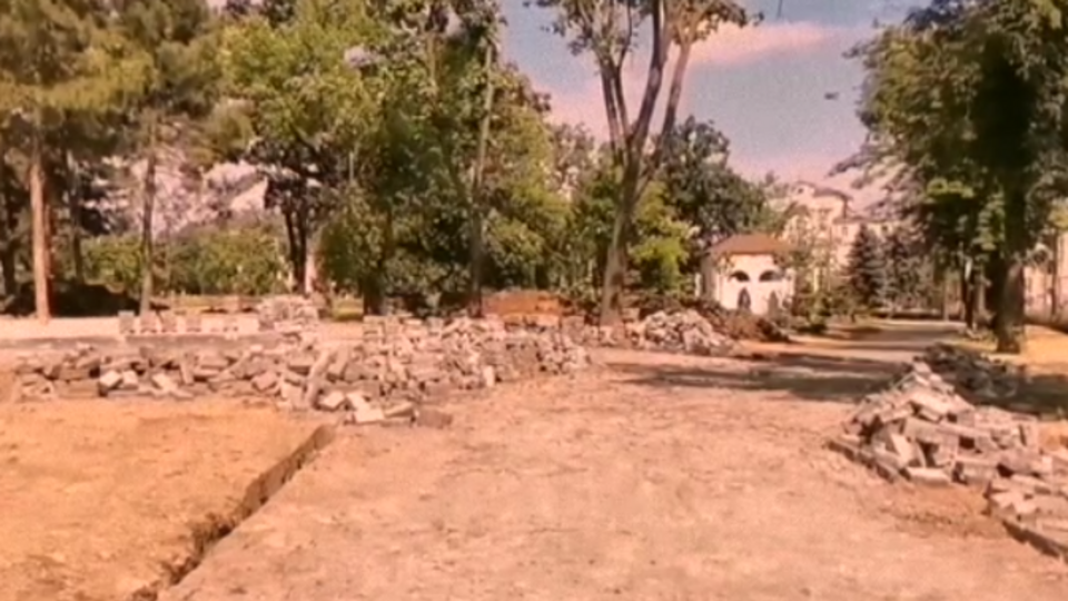 Окупанти вивозять із Маріуполя навіть тротуарну плитку