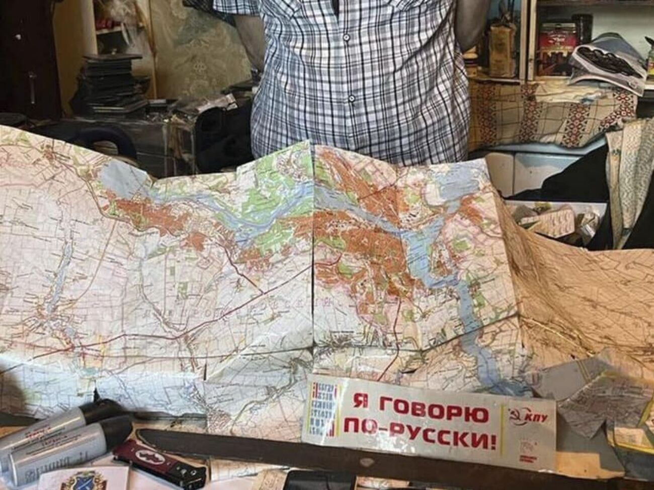 У затриманого вилучили мобільні телефони, блокноти й зошити із зібраною розвідувальною інформацією