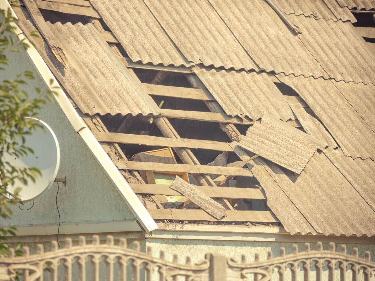 Окупанти продовжують обстрілювати і руйнувати Дніпропетровську область