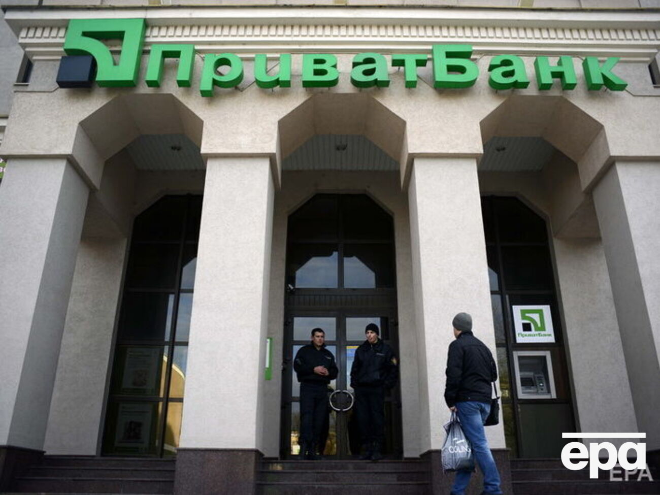 Курс при снятии наличных в гривне с валютных карт в Украине и конвертации при расчетах гривневыми картами за границей будет рыночным, заявили в &ldquo;ПриватБанке&rdquo;