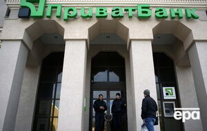 Курс при снятии наличных в гривне с валютных карт в Украине и конвертации при расчетах гривневыми картами за границей будет рыночным, заявили в “ПриватБанке”