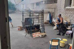 В окупованому Маріуполі у школі харчові продукти для дітей зберігають у неналежних умовах