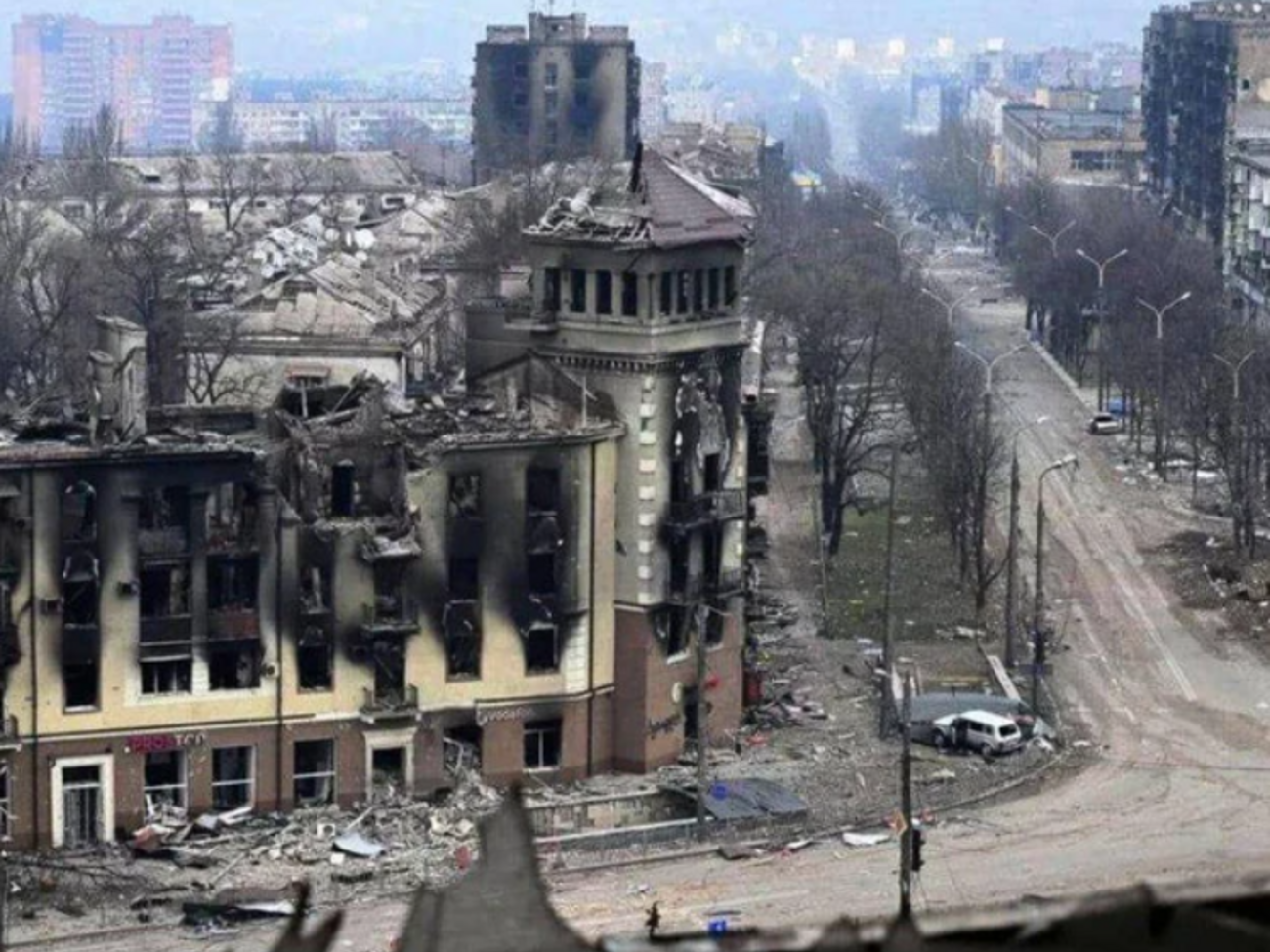 Жителей разрушенного Мариуполя оккупанты угрожают оставить без ремонта, если те не предоставят личные данные для "референдума"