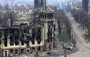 Жителей разрушенного Мариуполя оккупанты угрожают оставить без ремонта, если те не предоставят личные данные для "референдума"