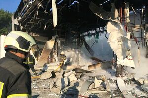 Спасатели не дали огню перекинуться на емкости с топливом, но сама заправка сгорела