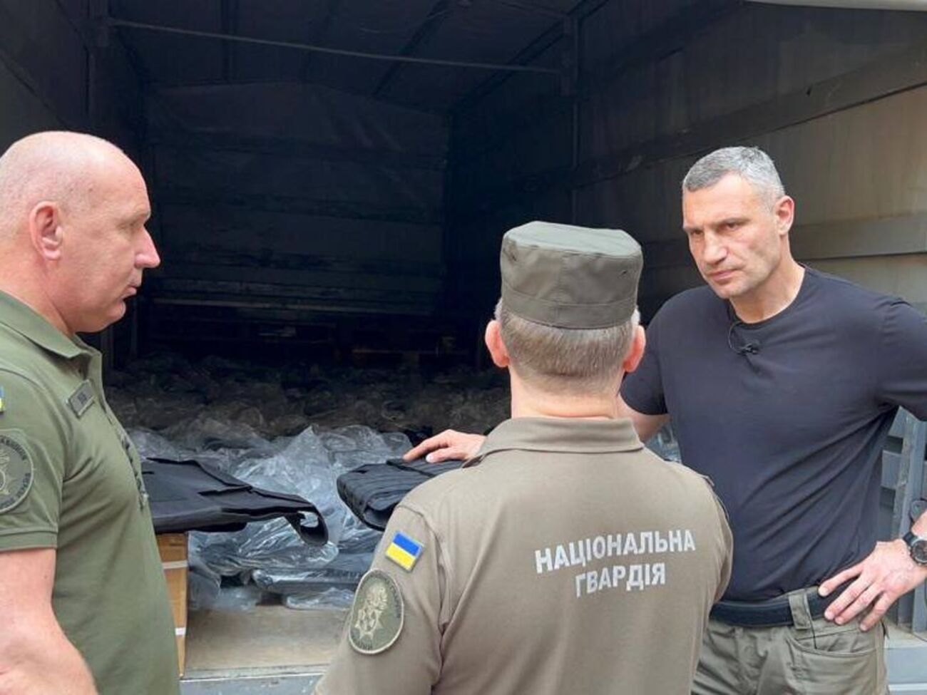 Віталій Кличко (праворуч): Спорядження пройшло всі необхідні дослідження та експертизи і має належні протоколи випробувань