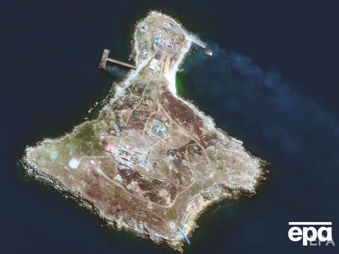 На монете изображены остров и его защитники