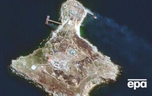 На монете изображены остров и его защитники