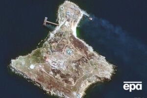 На монете изображены остров и его защитники