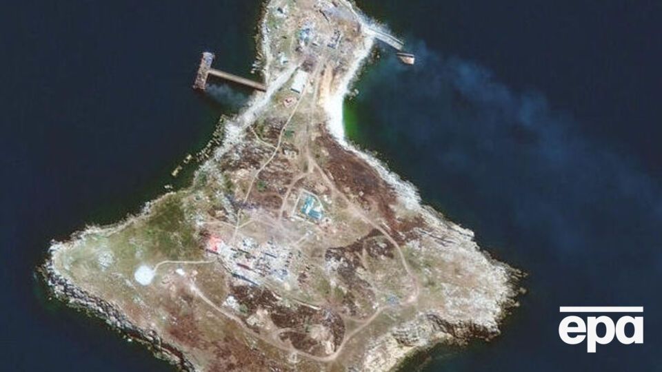 На монете изображены остров и его защитники