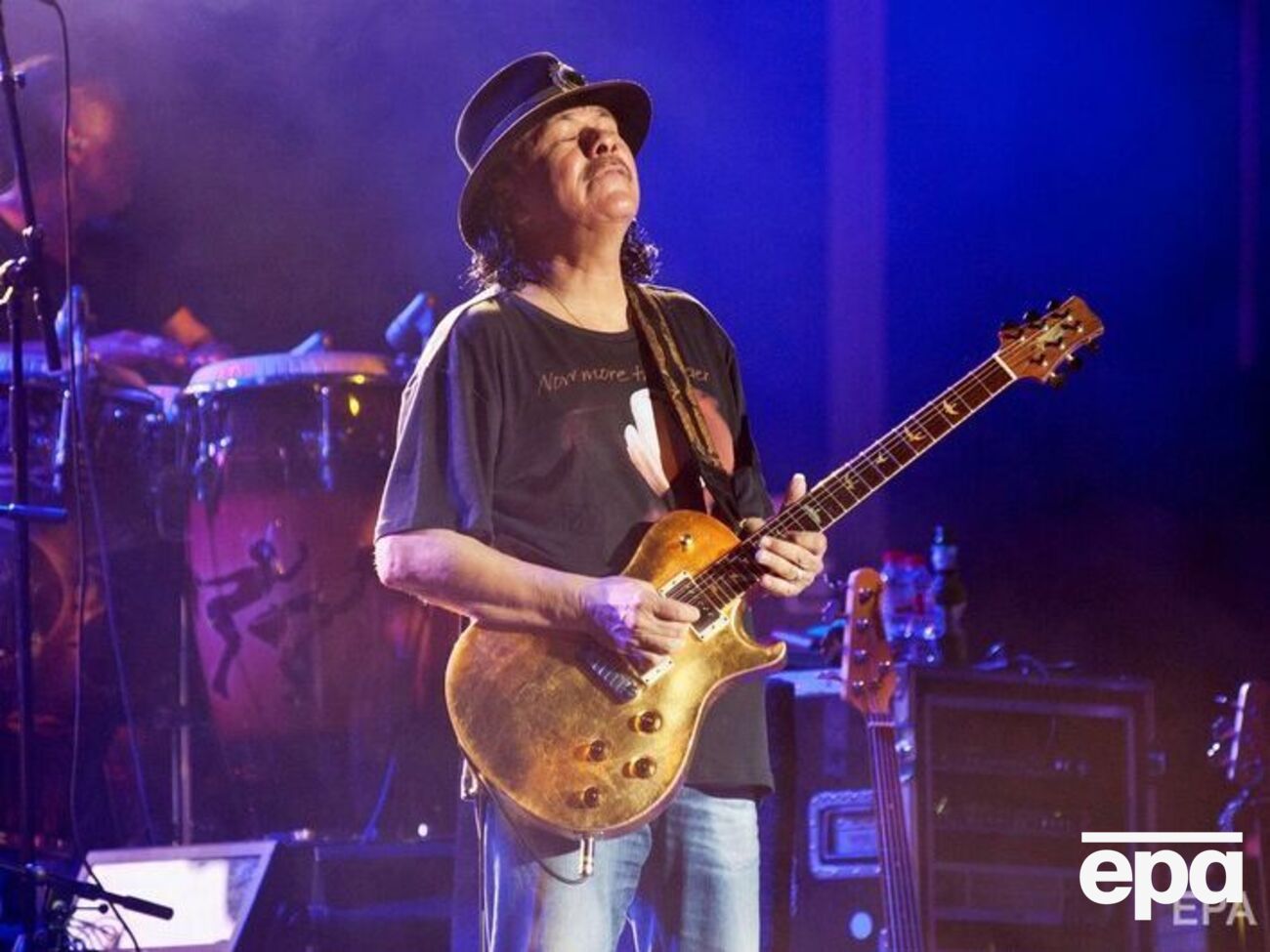 Сантана написал поклонникам в Facebook, что после обморока на сцене чувствует себя нормально