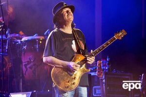 Сантана написав шанувальникам у Facebook, що після зомління на сцені почувається нормально