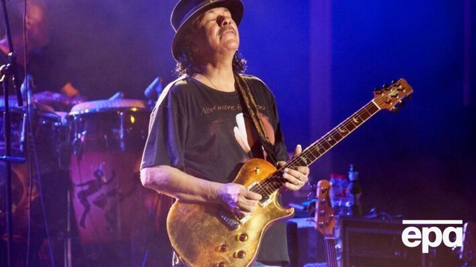 Сантана написав шанувальникам у Facebook, що після зомління на сцені почувається нормально