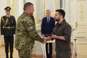 Вечером 5 июля Зеленский (справа) потребовал от Резникова, Залужного (слева) и Шапталы разъяснений относительно разрешений на перемещение военнообязанных украинцев