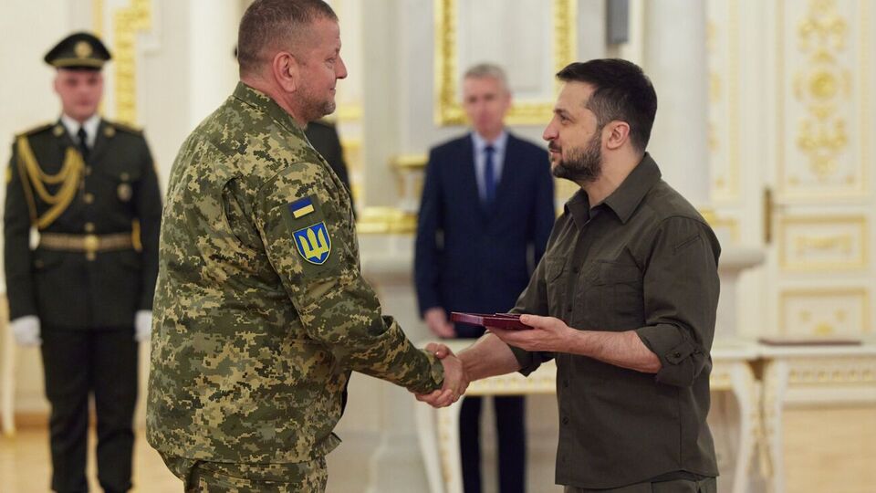 Вечером 5 июля Зеленский (справа) потребовал от Резникова, Залужного (слева) и Шапталы разъяснений относительно разрешений на перемещение военнообязанных украинцев