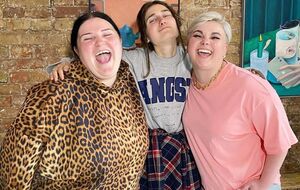 Уперше в історії української музики німецька артистка (праворуч) виконує українську народну пісню німецькою мовою, заявили alyona alyona та Jerry Heil