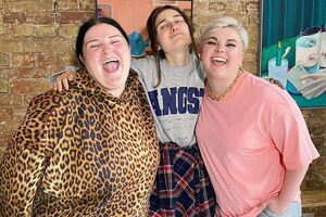 Уперше в історії української музики німецька артистка (праворуч) виконує українську народну пісню німецькою мовою, заявили alyona alyona та Jerry Heil