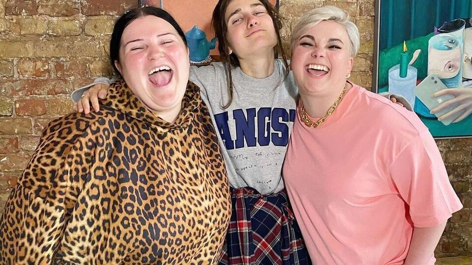 Уперше в історії української музики німецька артистка (праворуч) виконує українську народну пісню німецькою мовою, заявили alyona alyona та Jerry Heil