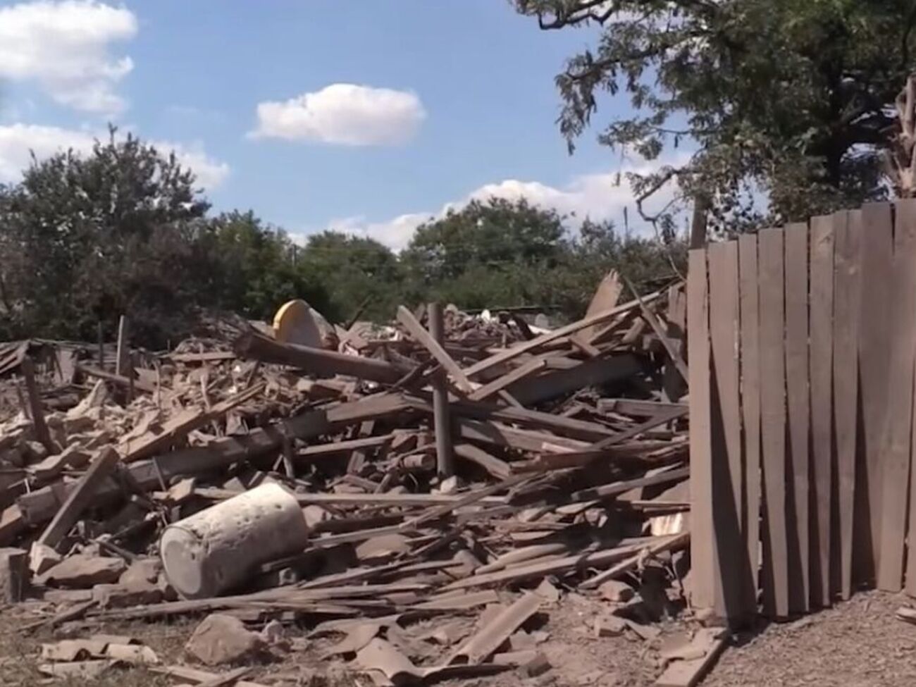 Ракета оккупантов попала прямо в частный дом в Торецке, разрушив его