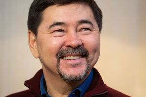 Китай выкручивает руки РФ, потому что это единственная гавань, куда они могут прийти и продать товары, отметил Сейсембаев