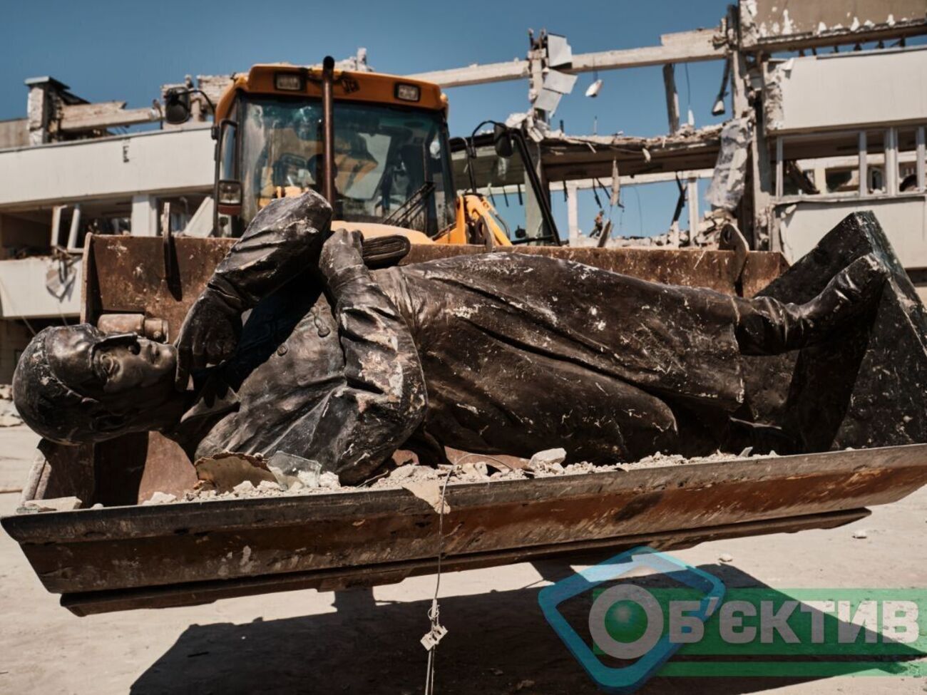 Під завалами Харківського педуніверситету знайшли пам'ятник Сковороді, він майже цілий. Фоторепортаж