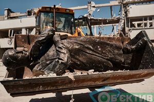 Під завалами Харківського педуніверситету знайшли пам'ятник Сковороді, він майже цілий. Фоторепортаж