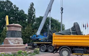 В Украине стало меньше еще на один памятник, напоминавший о "дружбе" с Россией