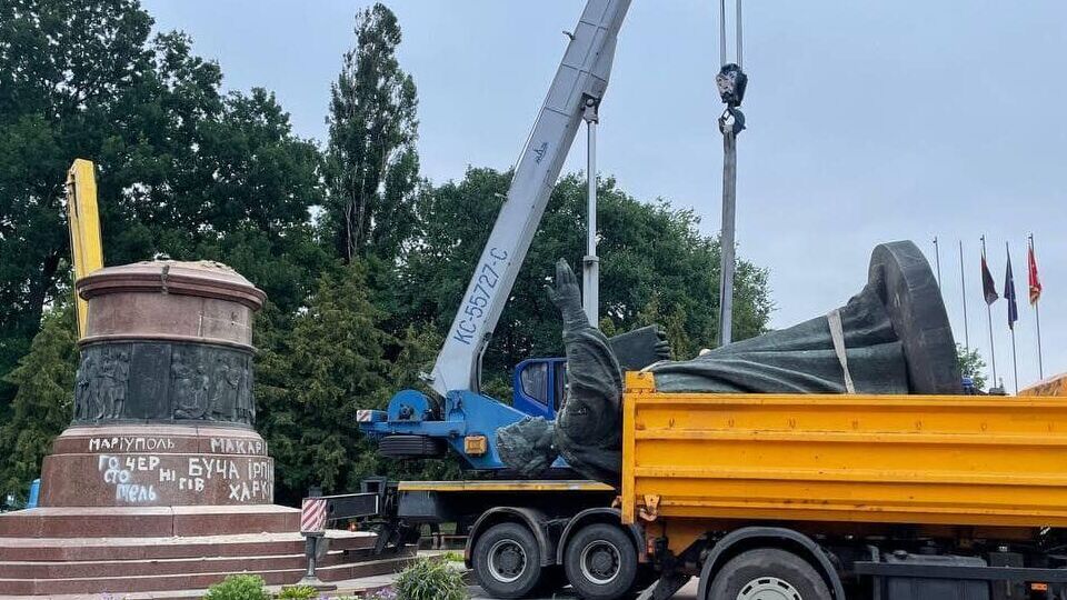 В Украине стало меньше еще на один памятник, напоминавший о "дружбе" с Россией