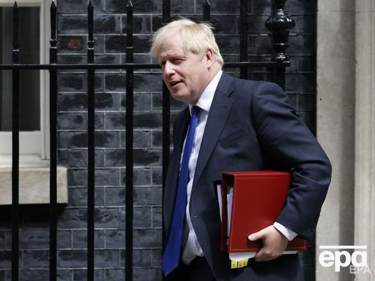 Джонсон після хвилі відставок в його уряді все ж таки вирішив піти з поста, стверджують британські ЗМІ