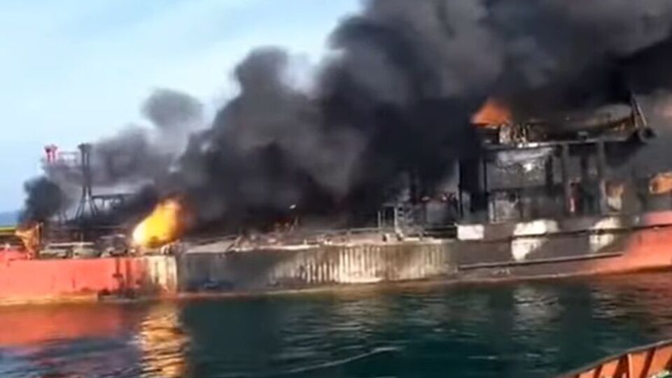 После попадания в судно в первые дни вторжения оно дрейфует в море без экипажа
