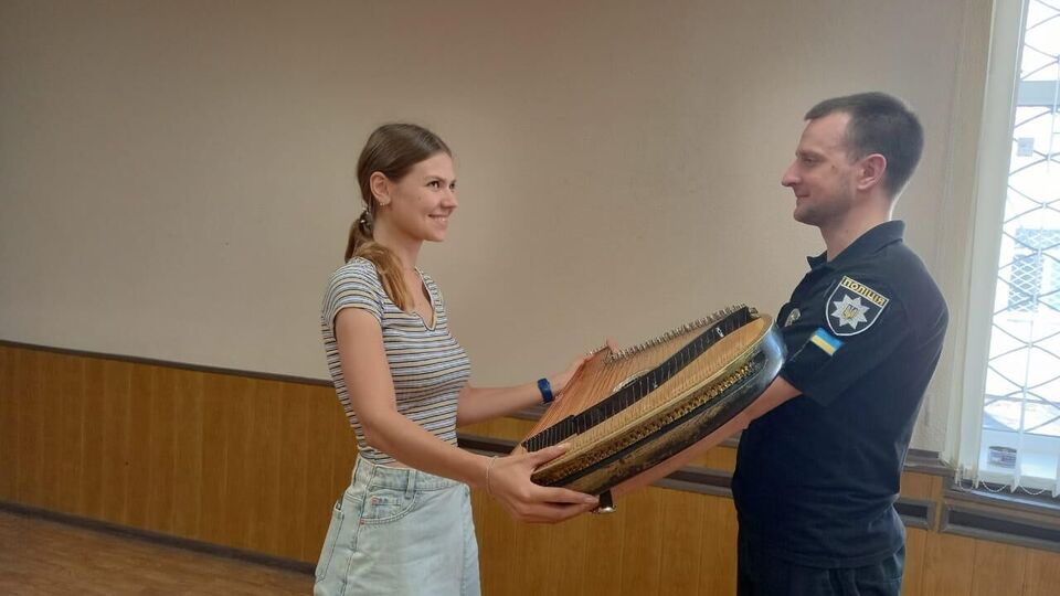 Украденную бандуру сдали в ломбард, но полицейские нашли ее