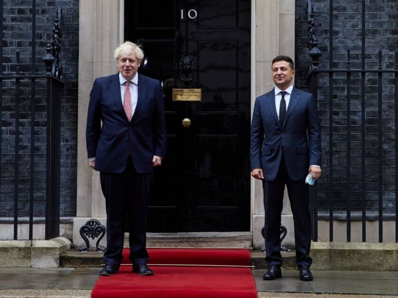 Зеленский рассказал Джонсону, что он пользуется симпатией в Украине