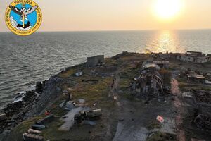 Прапор України над островом підняли цієї ночі