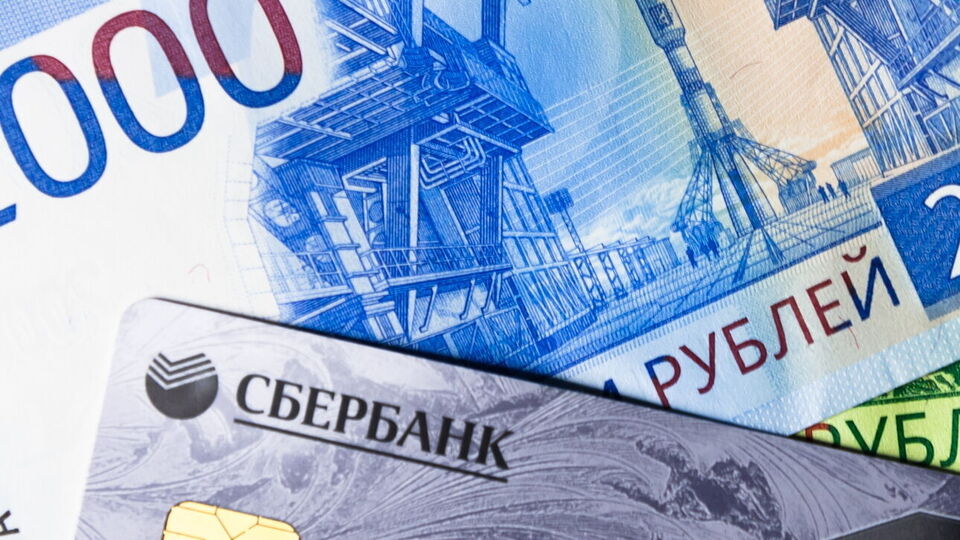 В подсанкционном "Сбербанке" говорят, что "чипов стало мало", а стоить "стало дорого"