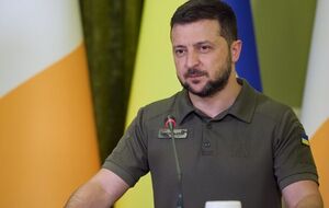 Сине-желтый флаг обязательно будет на Крымском полуострове и во всех временно оккупированных городах и селах, отметил Зеленский