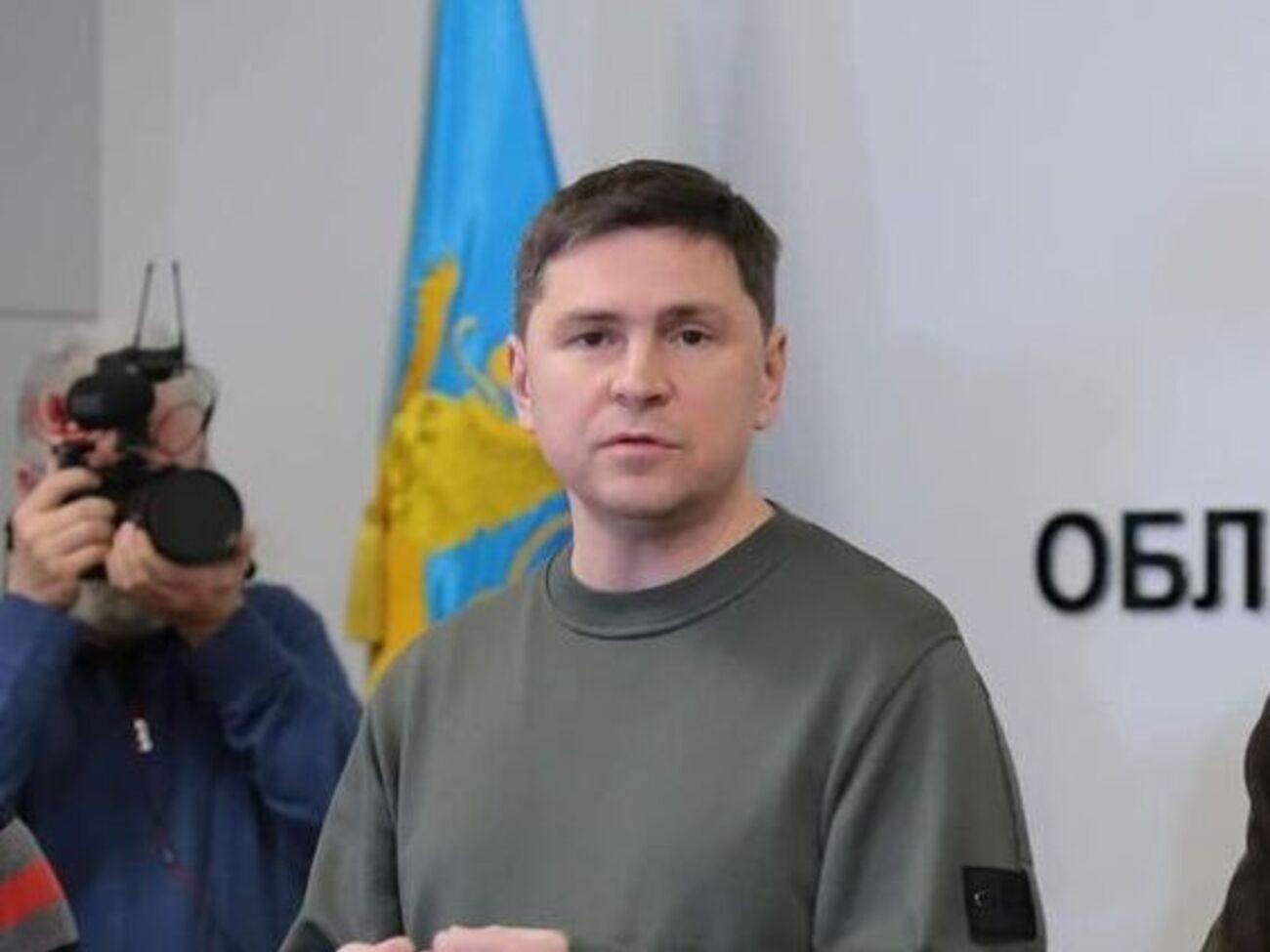 Подоляк: Конкретная Z-армия вошла в суверенную Украину, обстреливает города и убивает мирных граждан. Все остальное – примитивная пропаганда