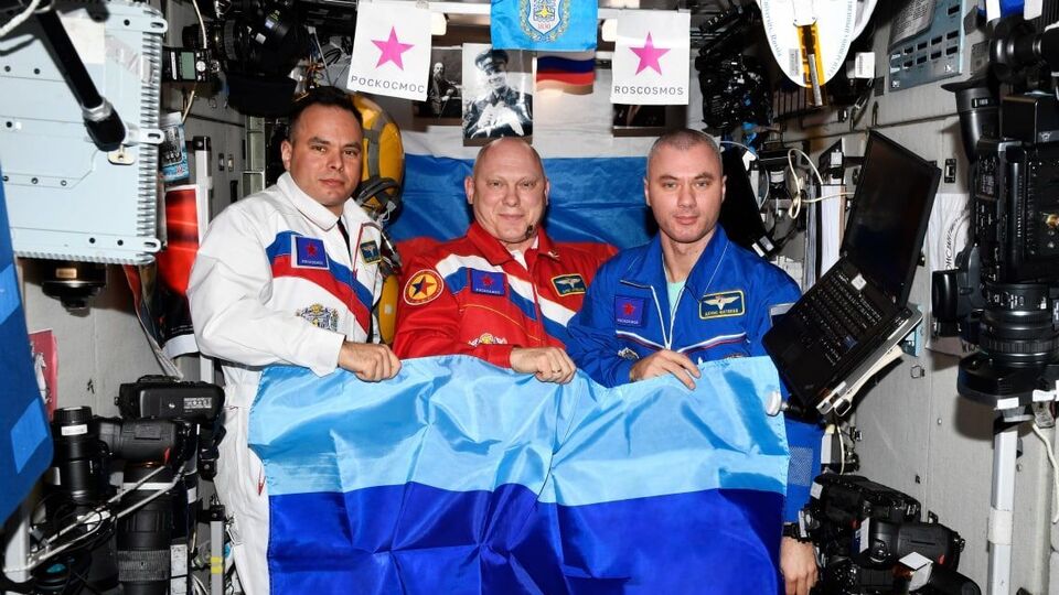 4 липня російські космонавти розгорнули на МКС прапори терористичних угруповань "ЛНР" та "ДНР"