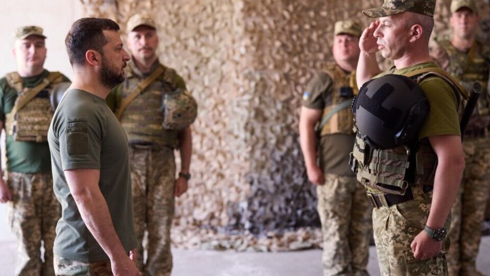 Зеленский вручил государственные награды военным в Днепропетровской области