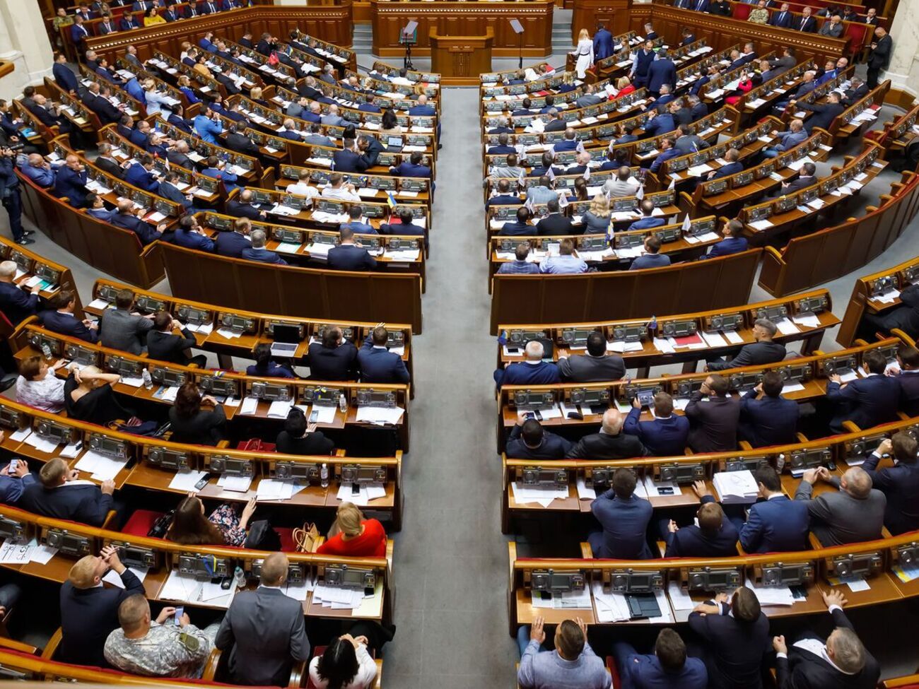 В Раде сейчас 420 народных депутатов