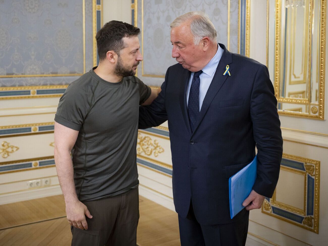 Зеленский (на фото слева) поблагодарил Францию за многоплановую поддержку Украины