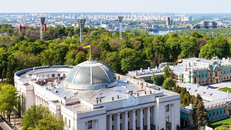 Нардепам и их помощникам, которые не принимают участия в пленарных заседаниях Рады или в заседаниях комитетов, зарплату не выплачивают, сообщил спикер