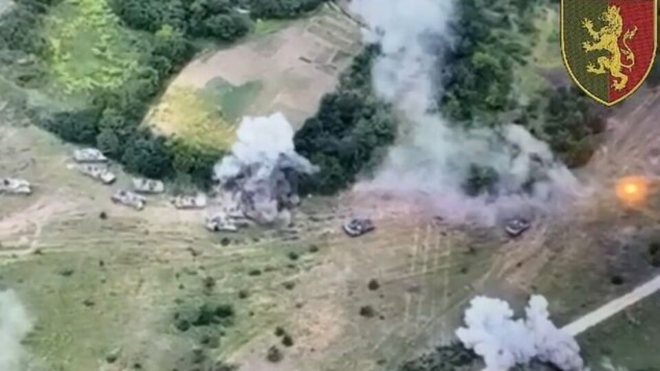 Украинские военные показали, как разбивают колонну российских оккупантов