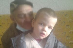 Мальчик не разговаривает, у него короткие русые волосы и карие глаза