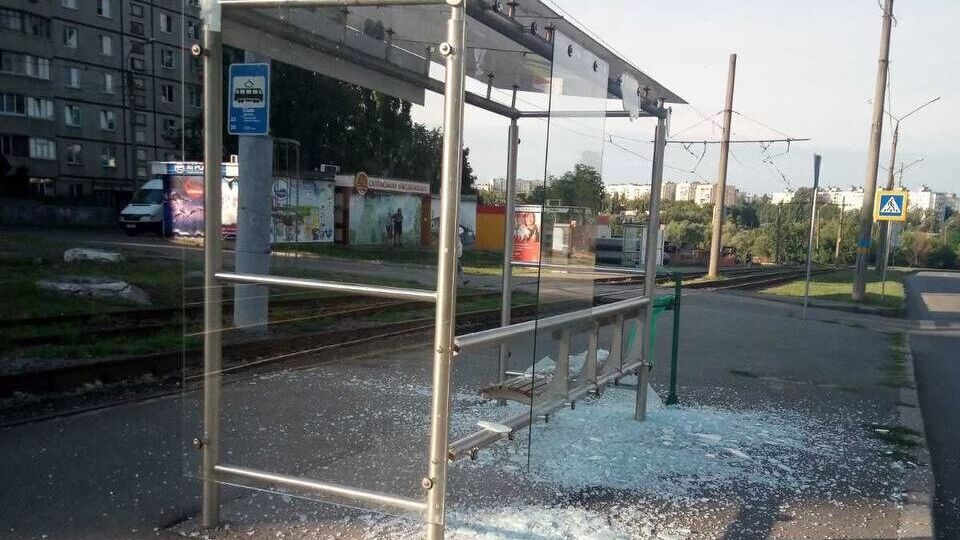 Російські загарбники обстріляли зупинку громадського транспорту