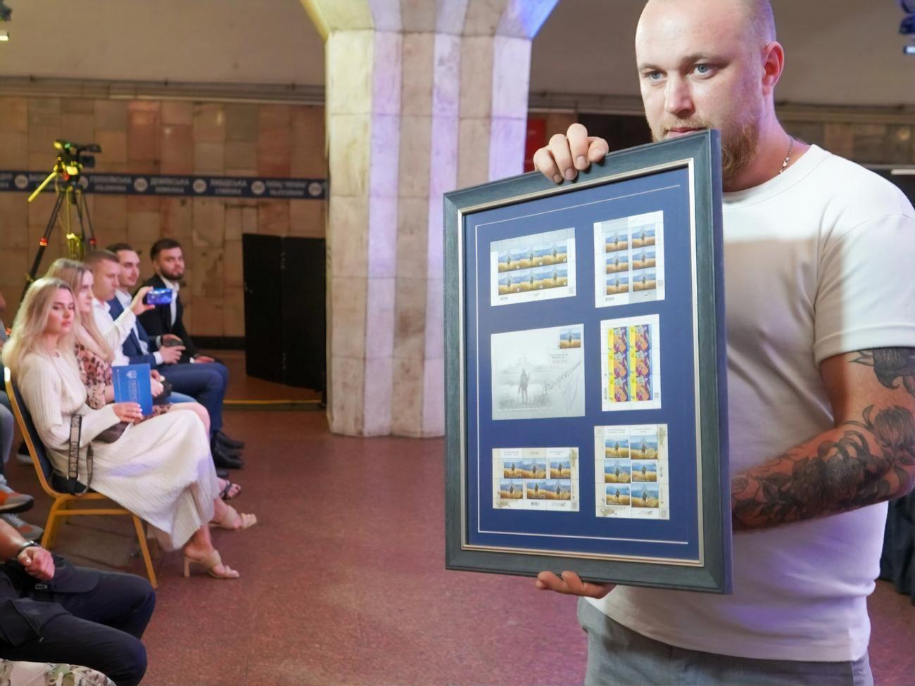 Одним із найдорожчих лотів аукціону стали поштові марки з підписом головнокомандувача ЗСУ, автора фрази "Російський військовий корабель, іди..." та гендиректора "Укрпошти"