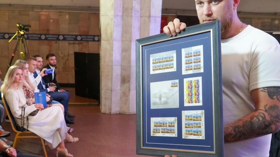 Одним из самых дорогих лотов аукциона стали почтовые марки с подписью главнокомандующего ВСУ, автора фразы "Русский военный корабль, иди..." и гендиректора "Укрпошти"