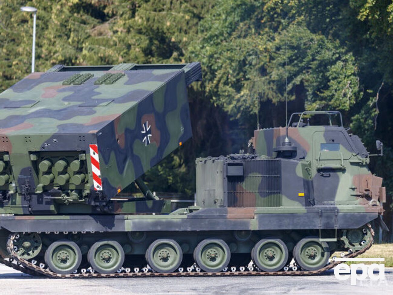 В Украину уже доставили три такие РСЗО, сообщил Резников