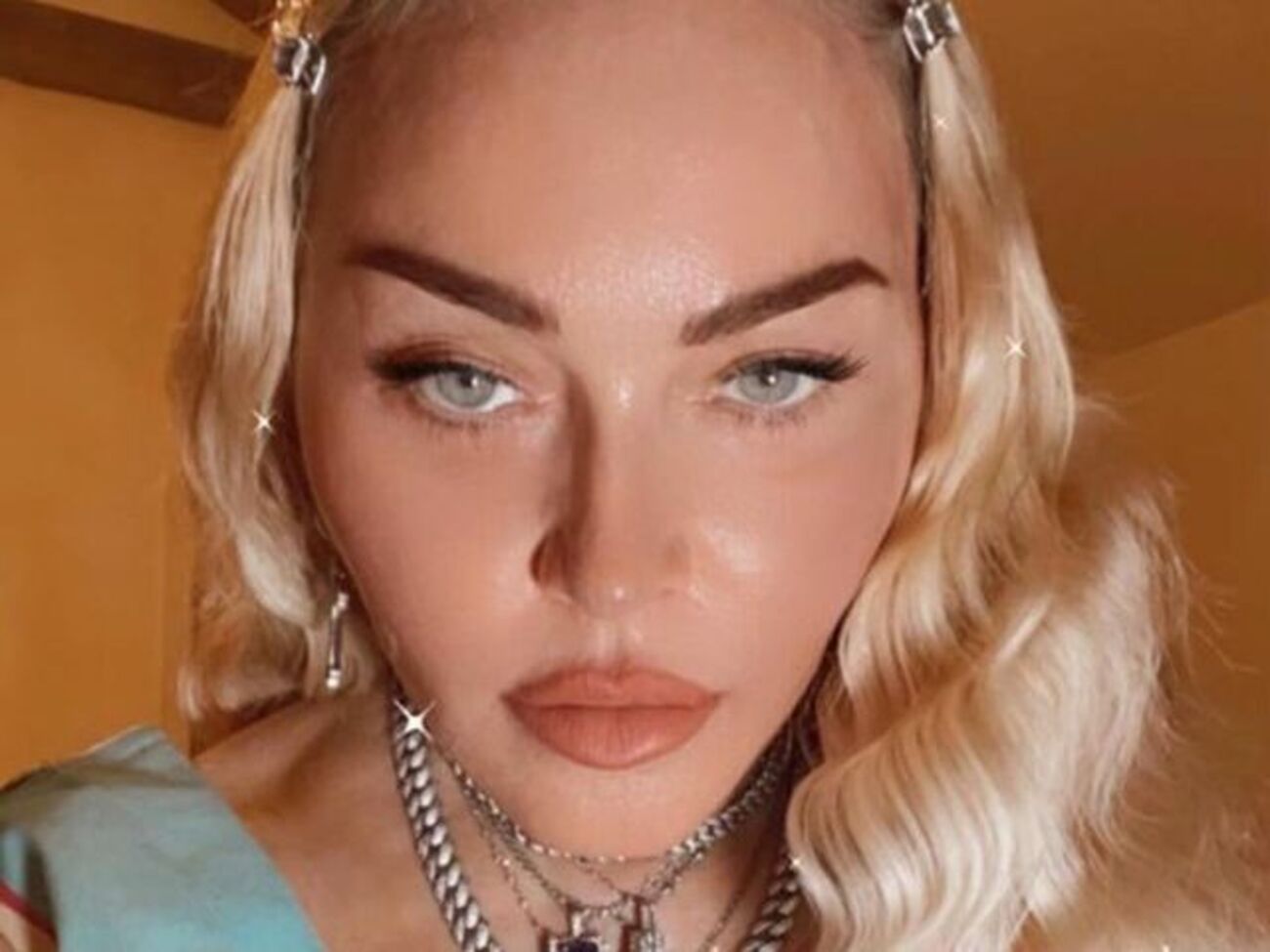 Мадонна супроводила пост підписом "Без сенсу"